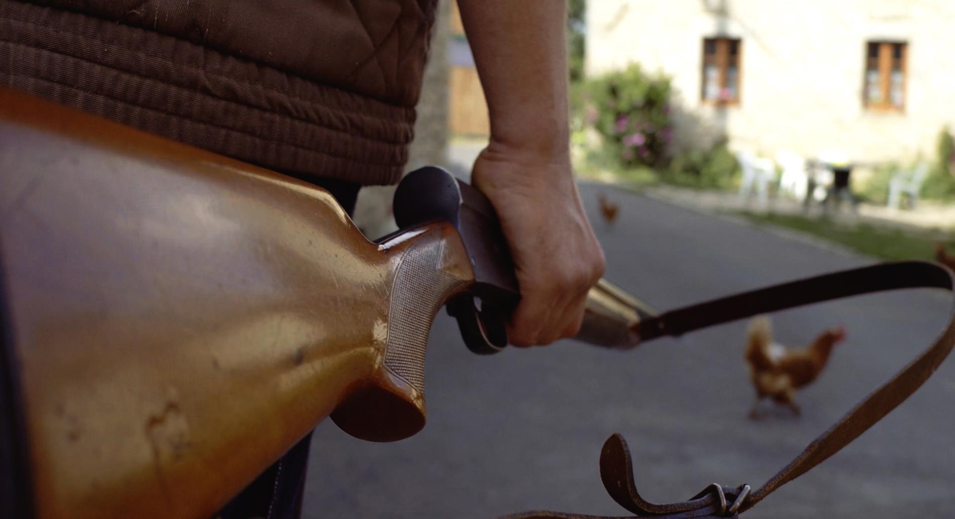 Photogramme du film irremplaçable : une étable en Haute-Loire